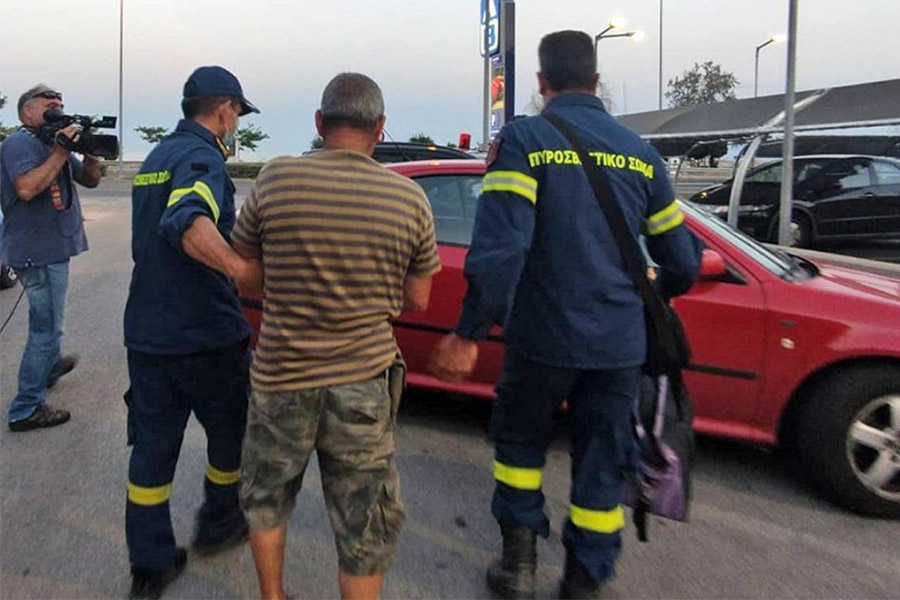 χειροπεδες σε 65χρονο για τη φωτια στη θασο