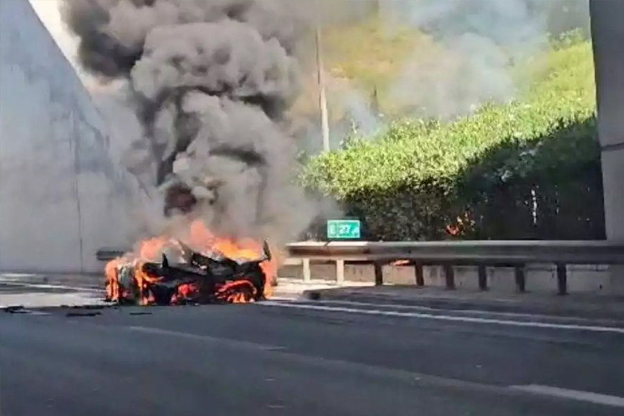 supercar παιρνει φωτια στην αττικη οδο