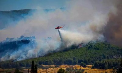 πυροσβεστικο ελικοπτερο πανω απο φωτια