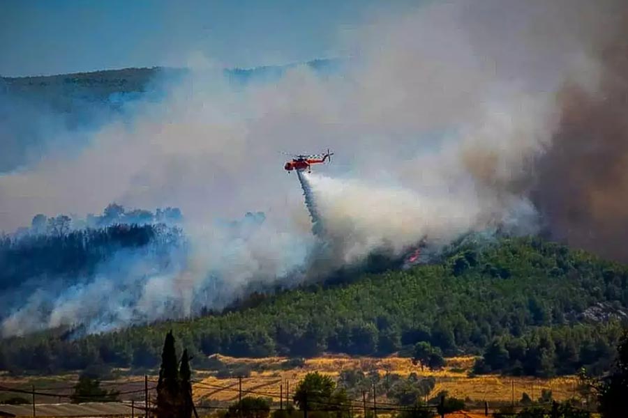 πυροσβεστικο ελικοπτερο πανω απο φωτια